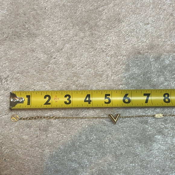 Louis Vuitton Essential V Bracelet - Picture 10 of 12